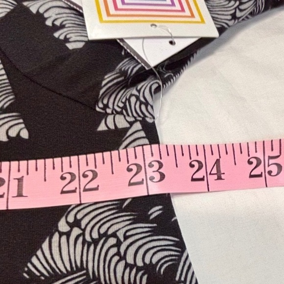 LuLaRoe Womens Top Size 2XL Perfect T Black White Geometric Lines 2X XXL NWT - Picture 4 of 5